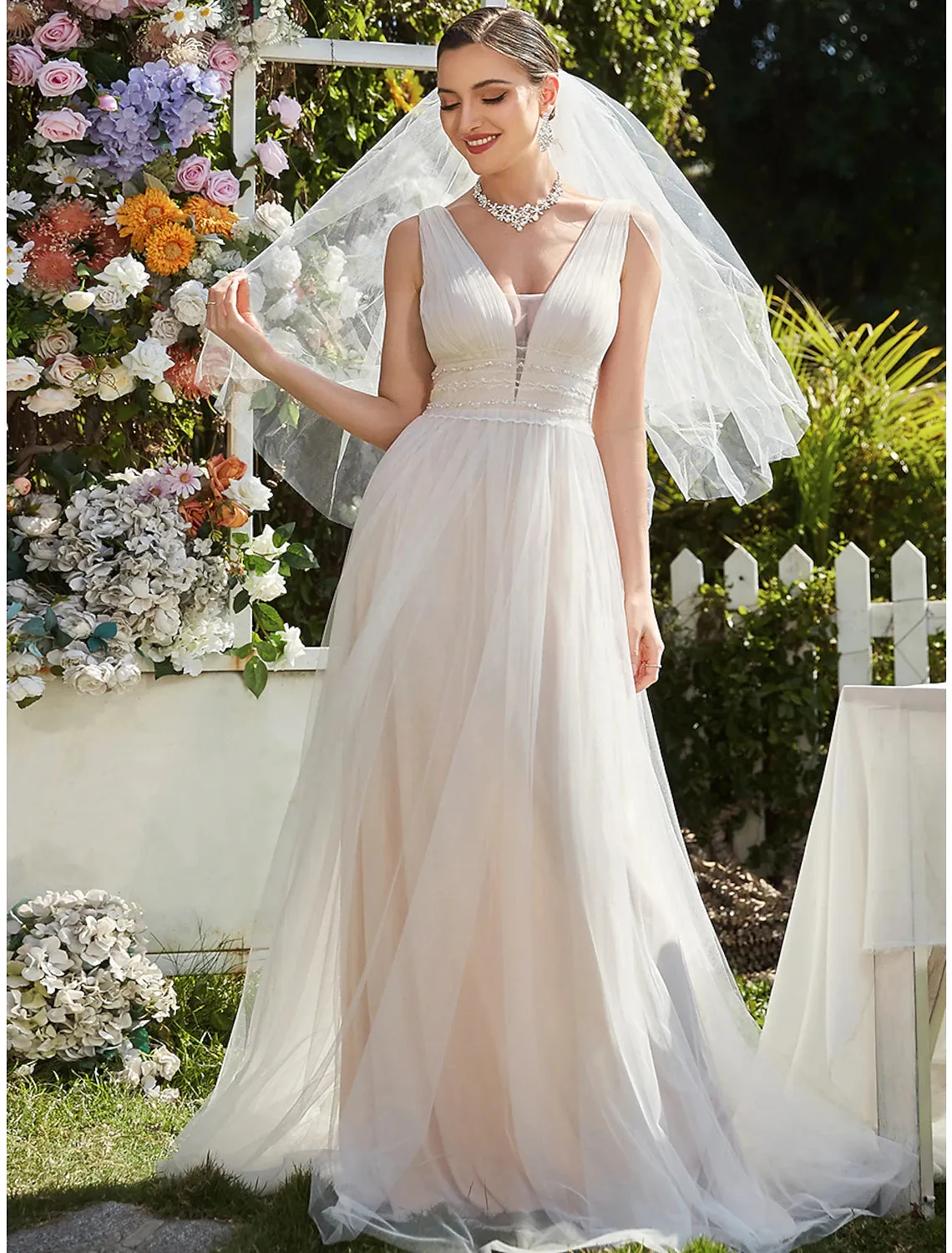 Reception Casual Wedding Dresses A-Line V Neck Sleeveless Sweep / Brush Train Tulle Bridal Gowns With Lace Embroidery Summer Wedding Party